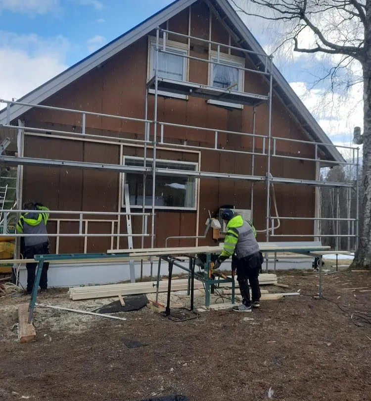 Arbeid med utvendig kledning fra stillas