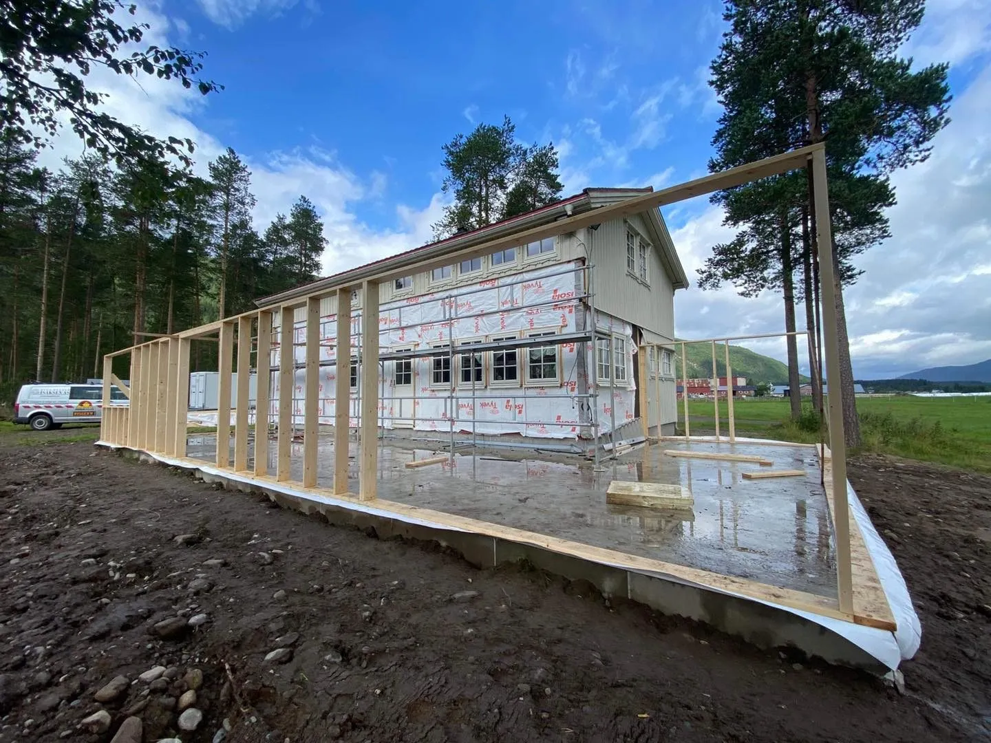 Tilbygg med bindingsverk foran eksisterende bolig