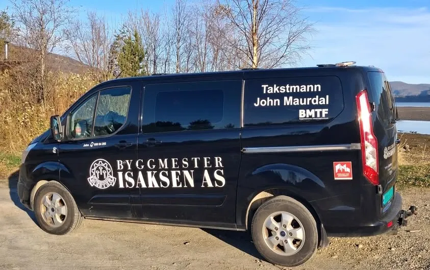 Firmabil med teksten «Takstmann John Maurdal» og BMTF-logo